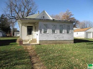 215 N 11th St, Cherokee, IA 51012
