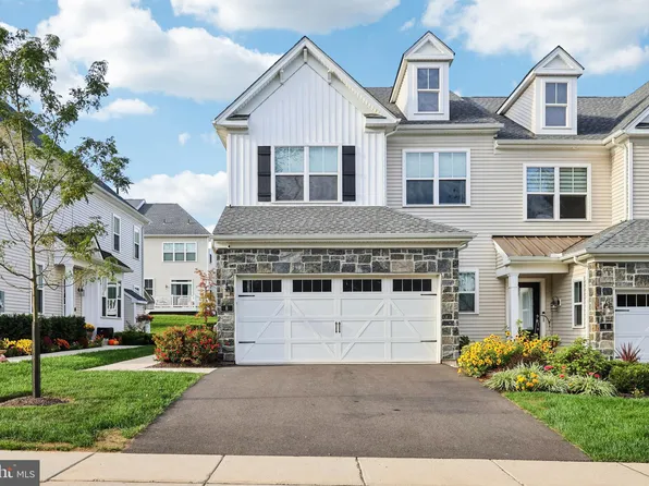 8 Lacey Ln, Ivyland, PA 18974