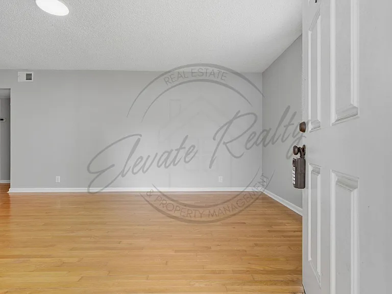 703 Linden Grn — Photo 5