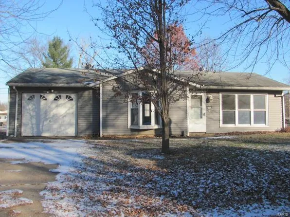 7729 Meadowlark Dr, Godfrey, IL 62035