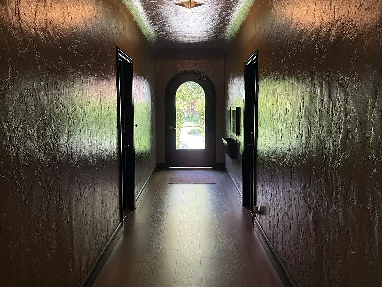 238 N Clark Dr #7 — Photo 4