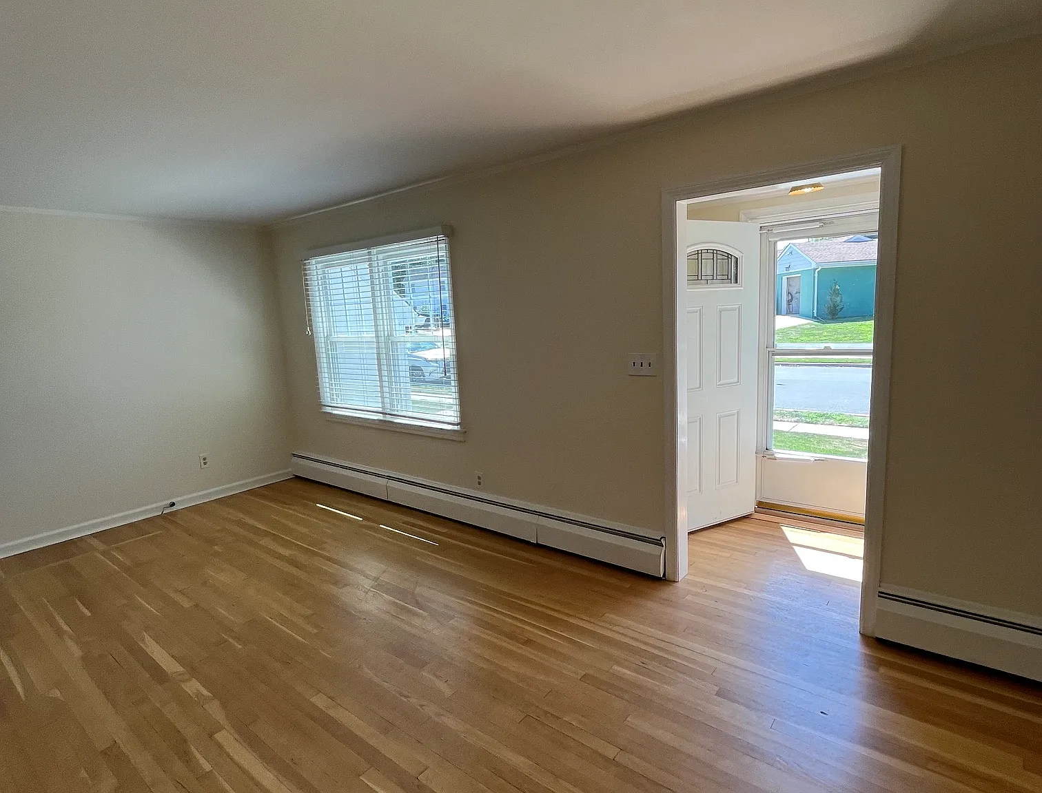 4 bed, 1.5 bath, 1369 sqft, $4,800 — Photo 4