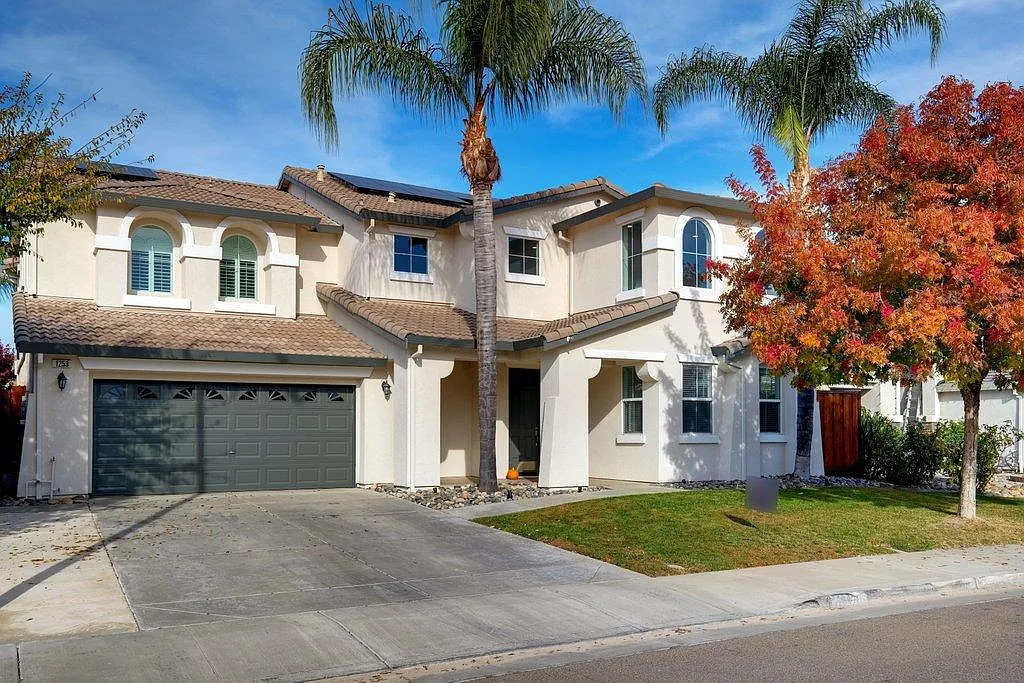 1253 Pyrenees St photo 1