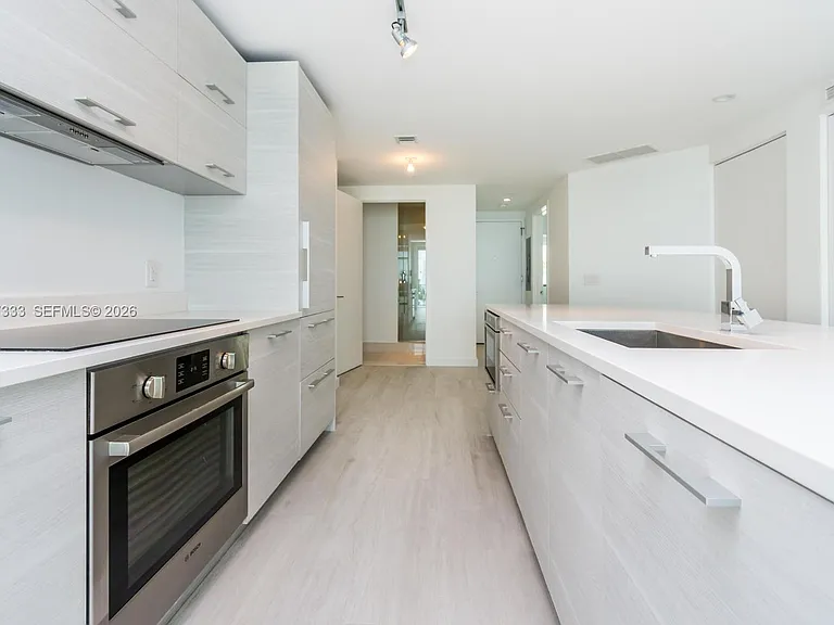 650 NE 32nd St #805 — Photo 17