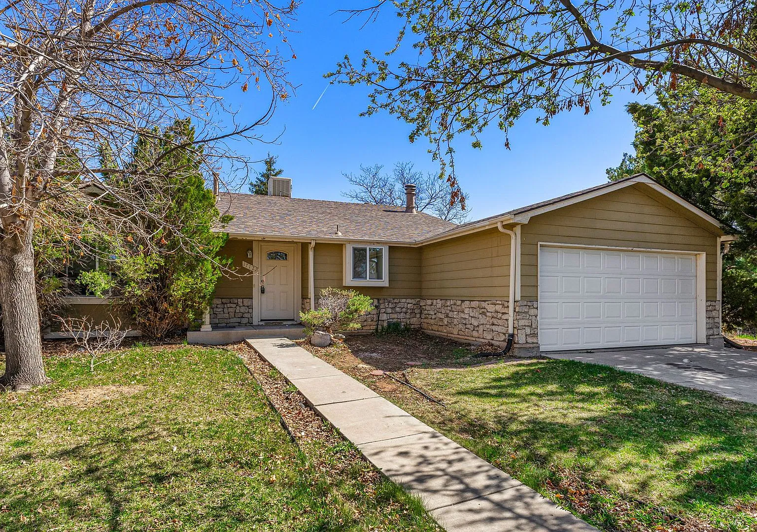 Bright Home in Summer Valley w/ Cherry Creek School District! — Photo 3