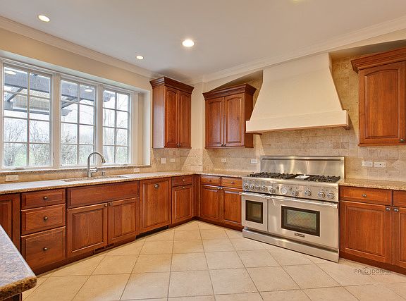 4th image of 935 W James Ct S