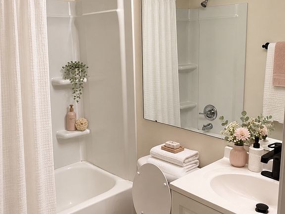 5th image of 1459 Henley Rd APT 16