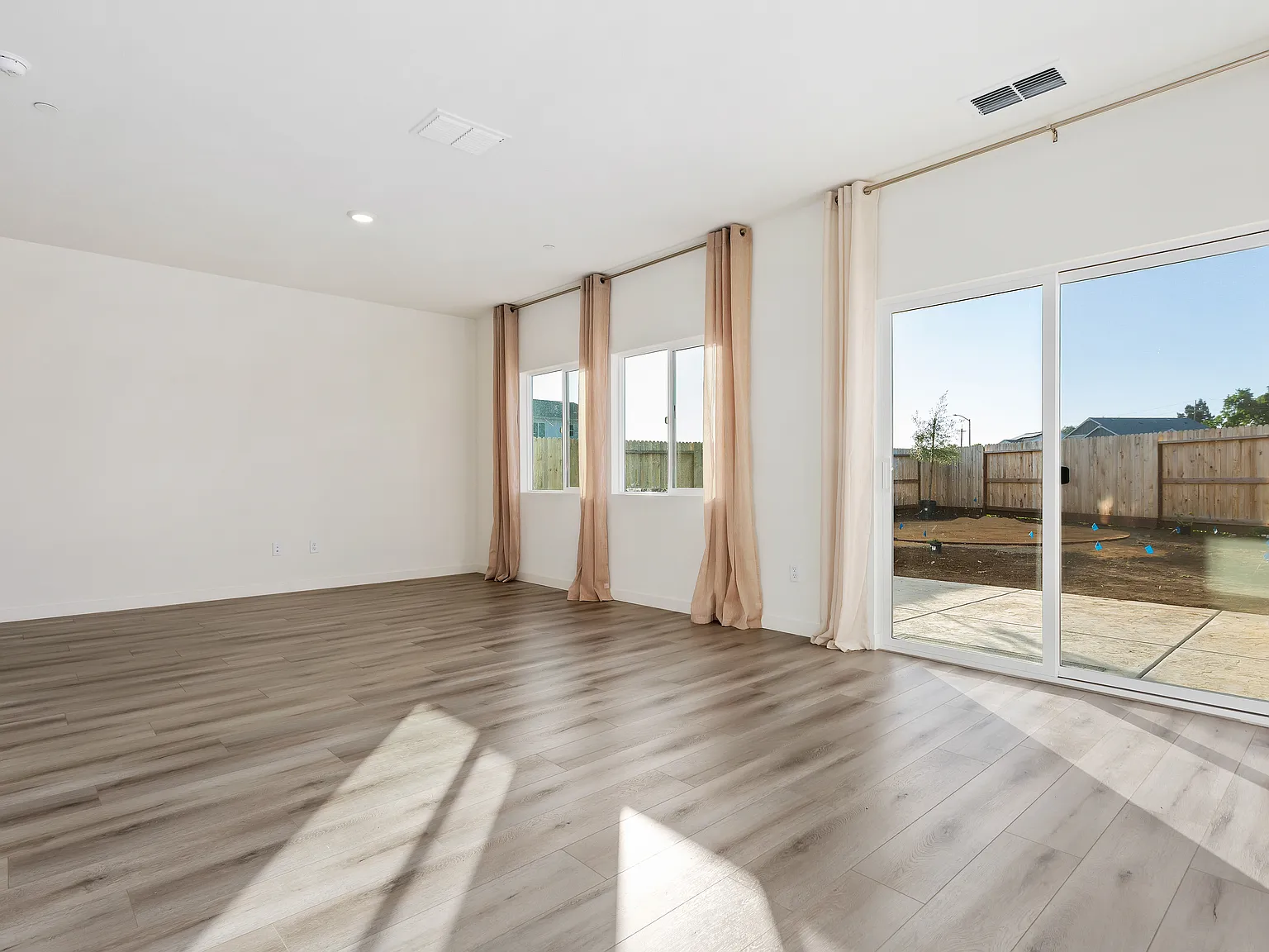 4 bed, 1731 sqft, $745 — Photo 4