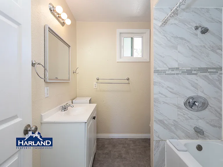 3240 Franklin Ave — Photo 4