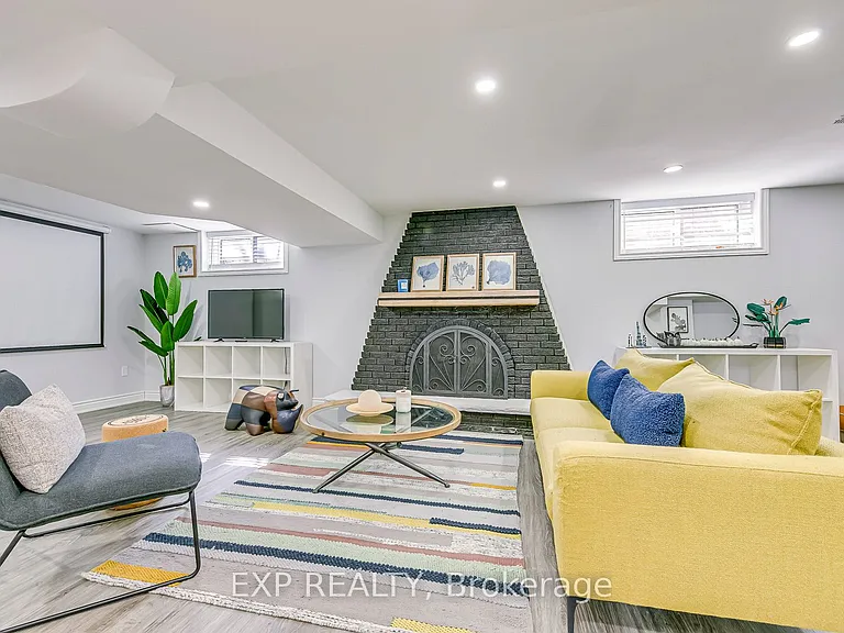 322 Mary St — Photo 41
