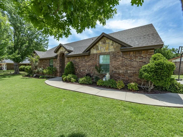 1323 Fairway Dr, Graham, TX 76450