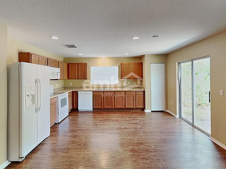 1733 Strathmore Cir — Photo 3