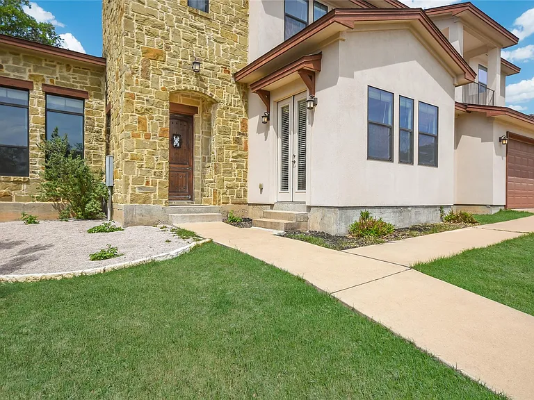 18400 Lakepoint Cv — Photo 2