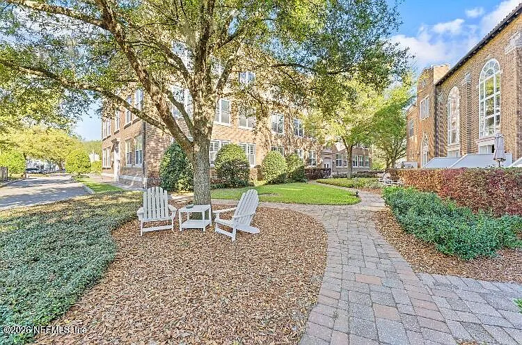 1 bed, 1.0 bath, 850 sqft, $1,900 — Photo 2