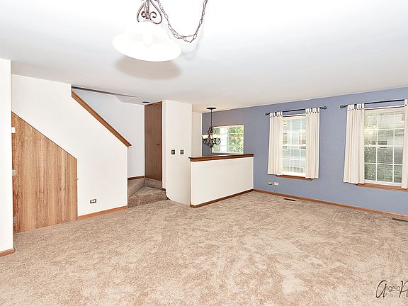 5th image of 875 Essex Cir