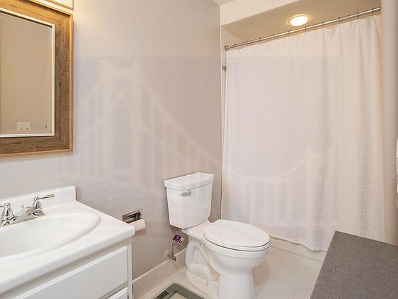 5th image of 604 Tompkins Ave APT E12