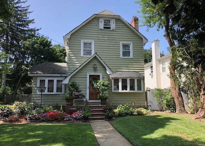 2nd image of 27 Belmont Pkwy