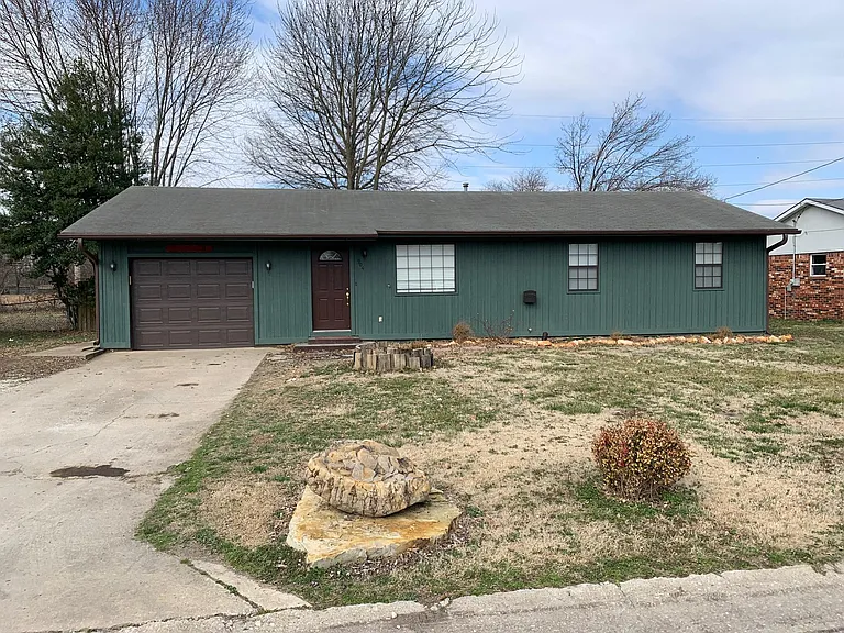 904 SE G St — Photo 1