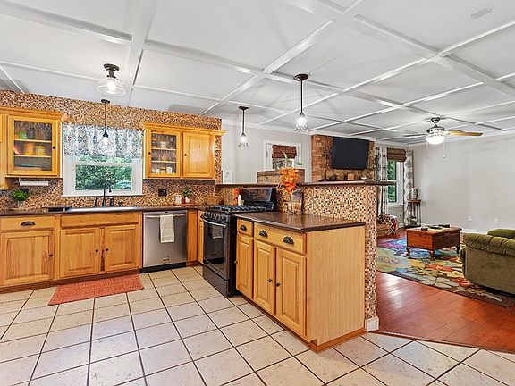 4th image of 410 Colonial Dr