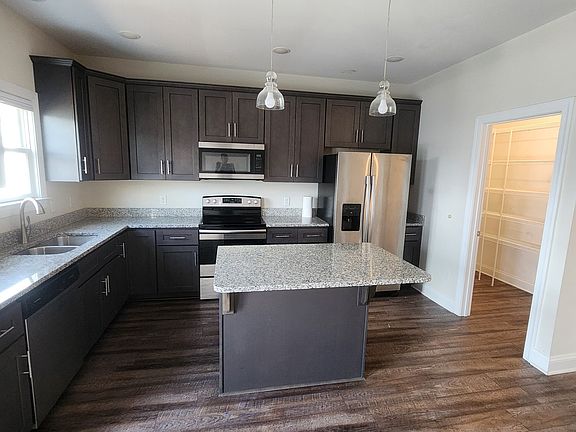 Kitchen - Stainless Appliances - Big Pantry - Granite Countertop - Deck Access