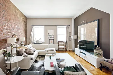 Rented by R New York