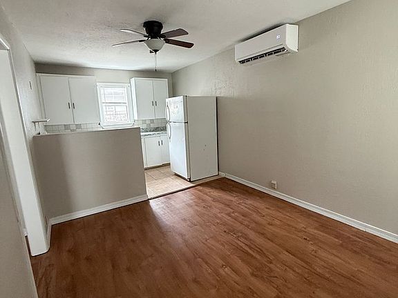 4th image of 1014 N Bradley St #2