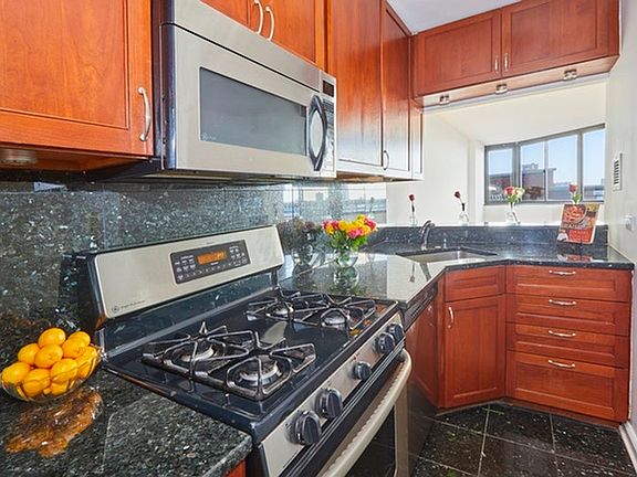 4th image of 225 W 83rd St APT 19L