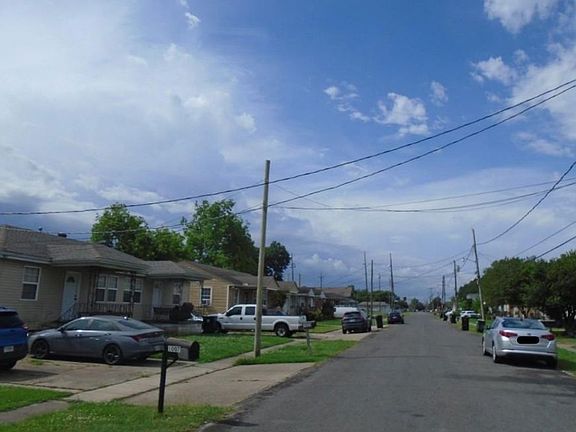 Exterior Neighborhood (street photo)