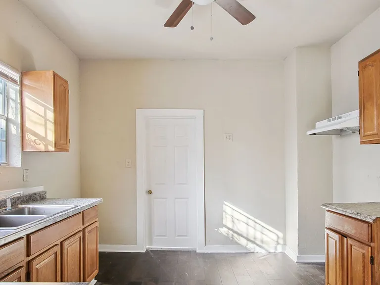 1518 Burnet St — Photo 9