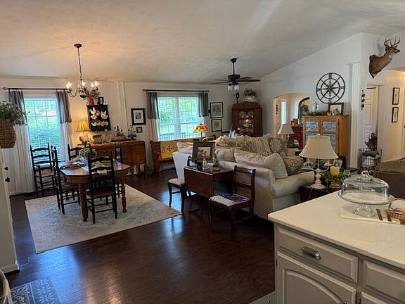 5th image of 1529 Mountain Heights Dr
