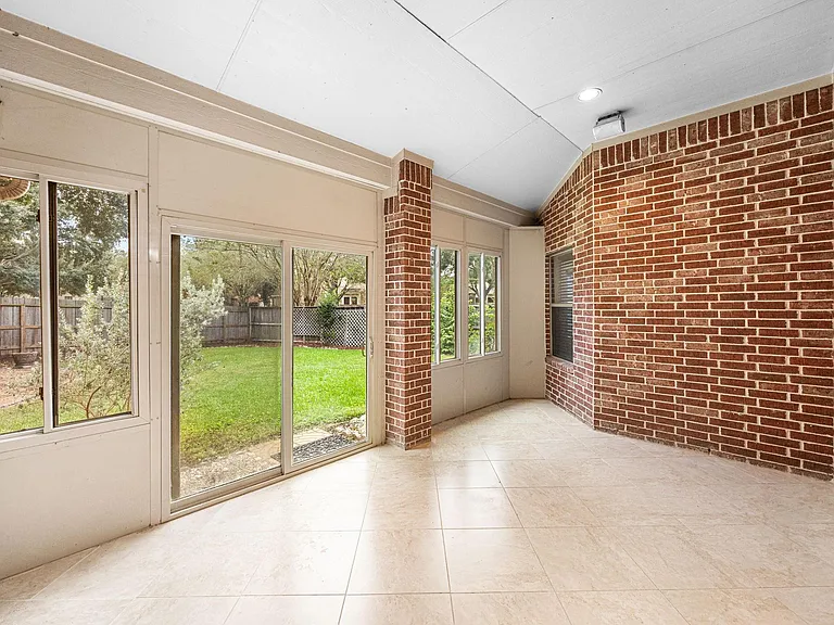 802 Floriencia St — Photo 32