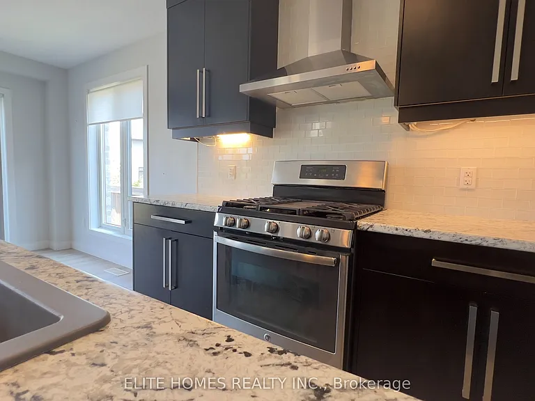 1942 Foxridge Cres — Photo 8