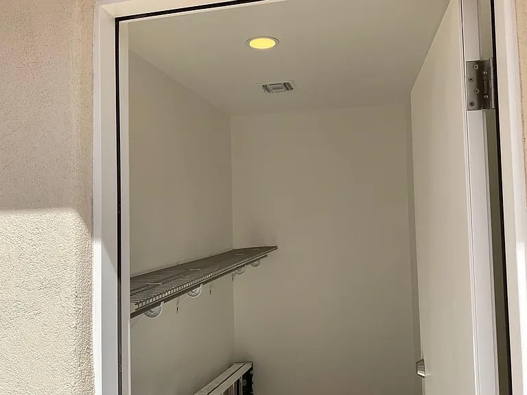 1214 E Elm St — Photo 24
