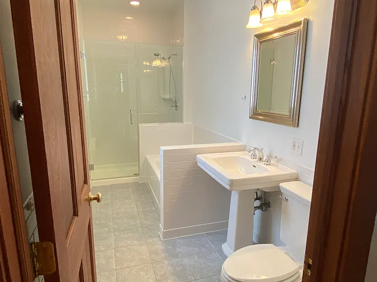 1401 W Winnemac Ave #G — Photo 6