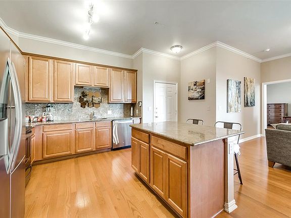 3rd image of 800 E 15th St Unit 302