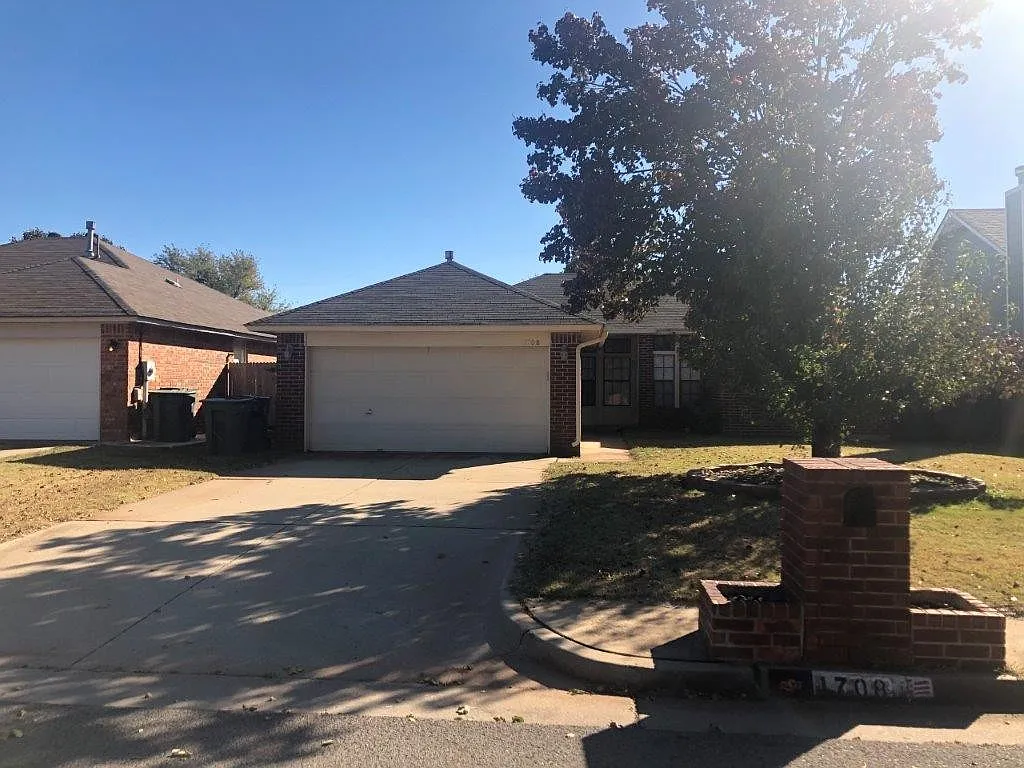 Storm Shelter! 3 bed 2 bath 2 car garage home for rent in Edmond near 15th and Santa Fe, dead end... — Photo 1