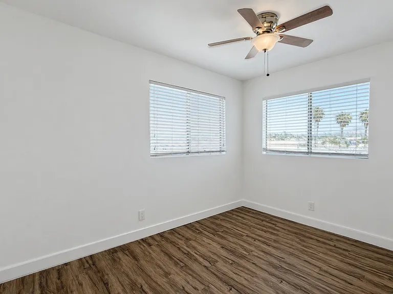 2226 Lewis Ave — Photo 10