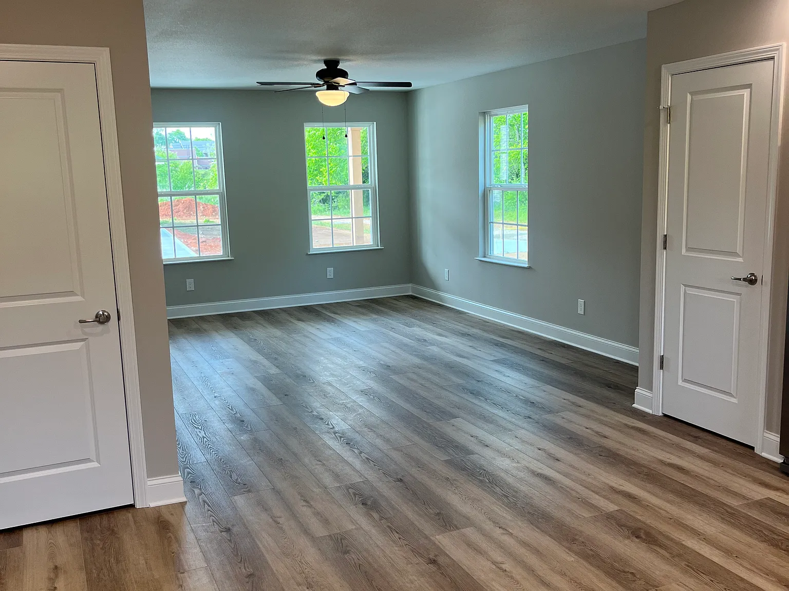 211 Lolly Ln — Photo 3
