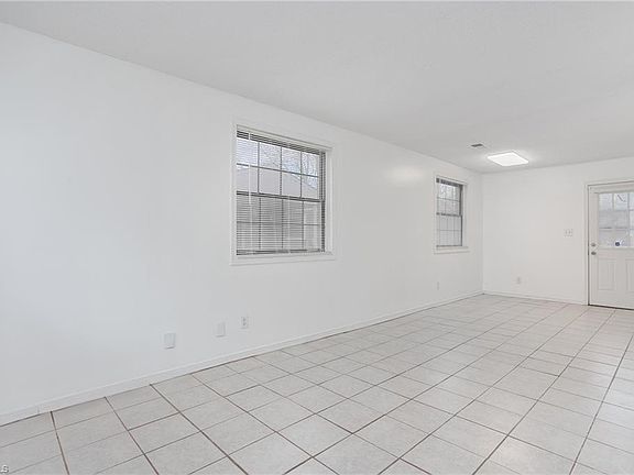 5th image of 1423 Comstock Ln