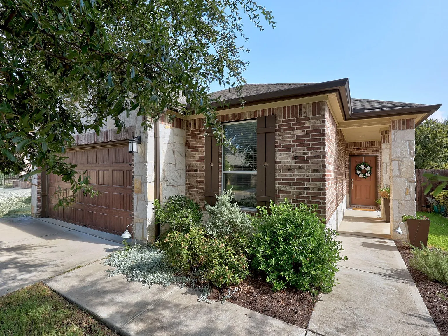 4 bed, 2.0 bath, 1713 sqft, $2,300 — Photo 2