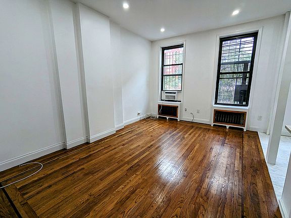 3rd image of 526 W 46th St #1A