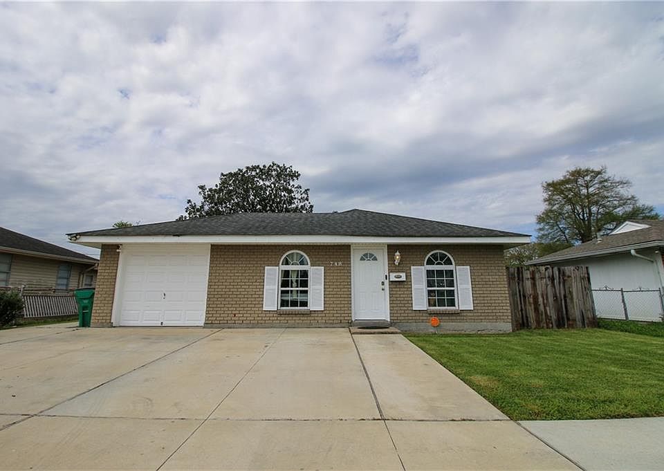 1st image of 748 Oakwood Dr