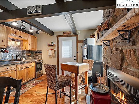 5th image of 18 Spruce Court #C