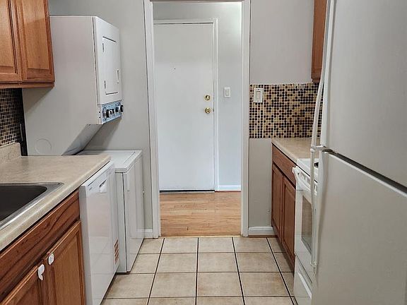 5th image of 6932 Hanover Pkwy APT 303
