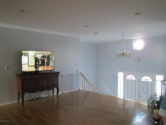 5th image of 118 Sherwood Ln