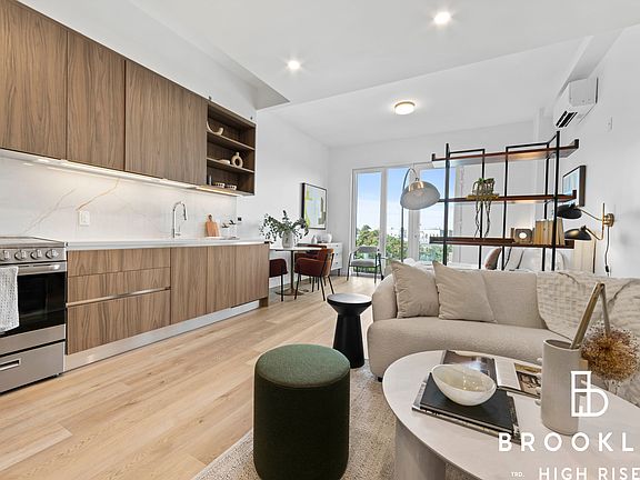 4th image of 50 E 10th St #607