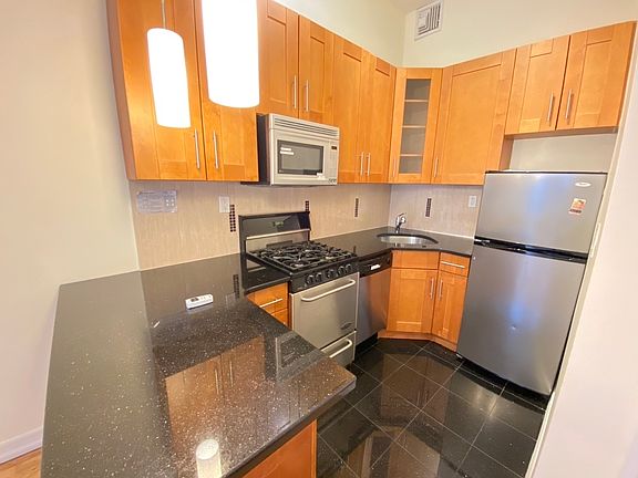 3rd image of 58 W 36th St #2BW