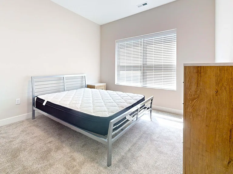 305 W Washington St — Photo 15