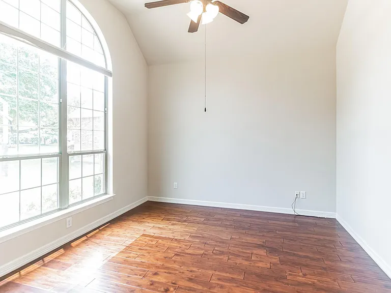 208 Angus Dr — Photo 9