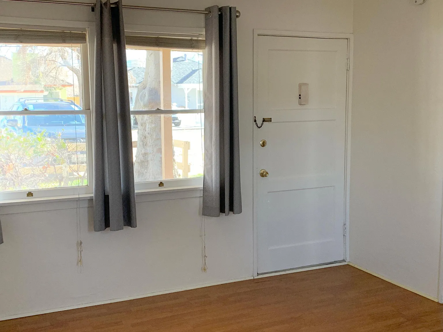 407 E Yaney St — Photo 2